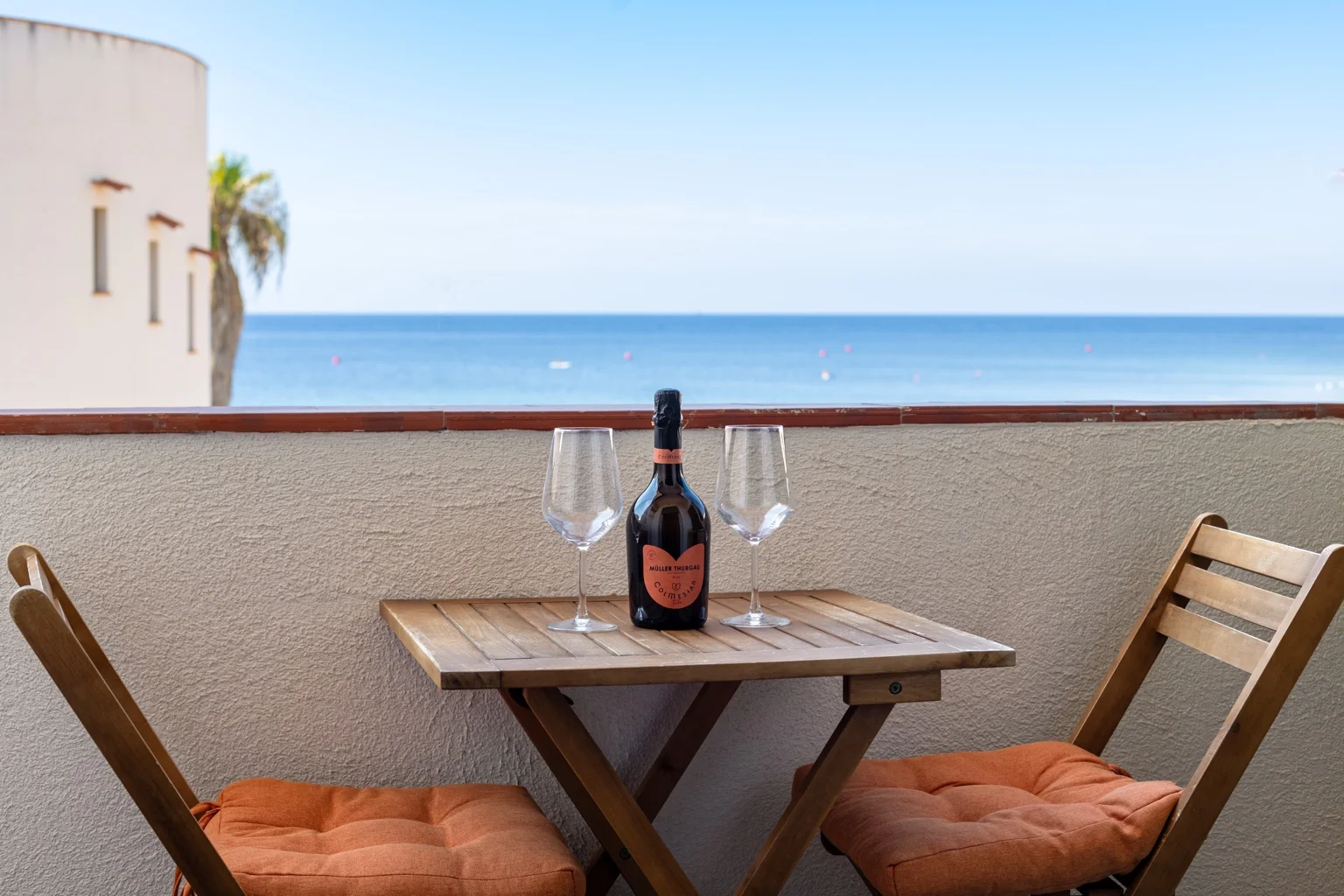 Balcon aménagé avec vue sur la mer